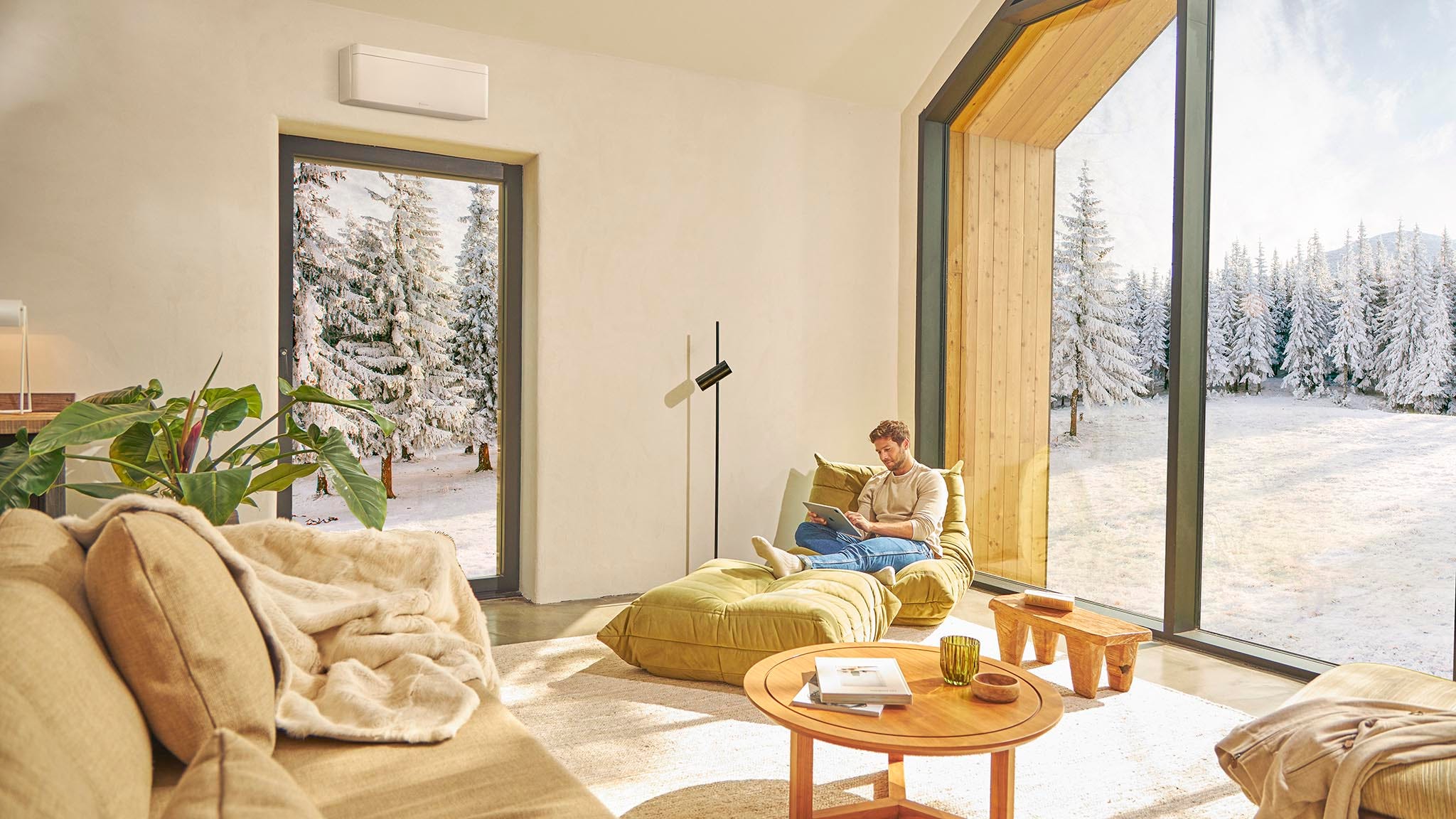 Man in zetel geniet van verwarming met airconditioner