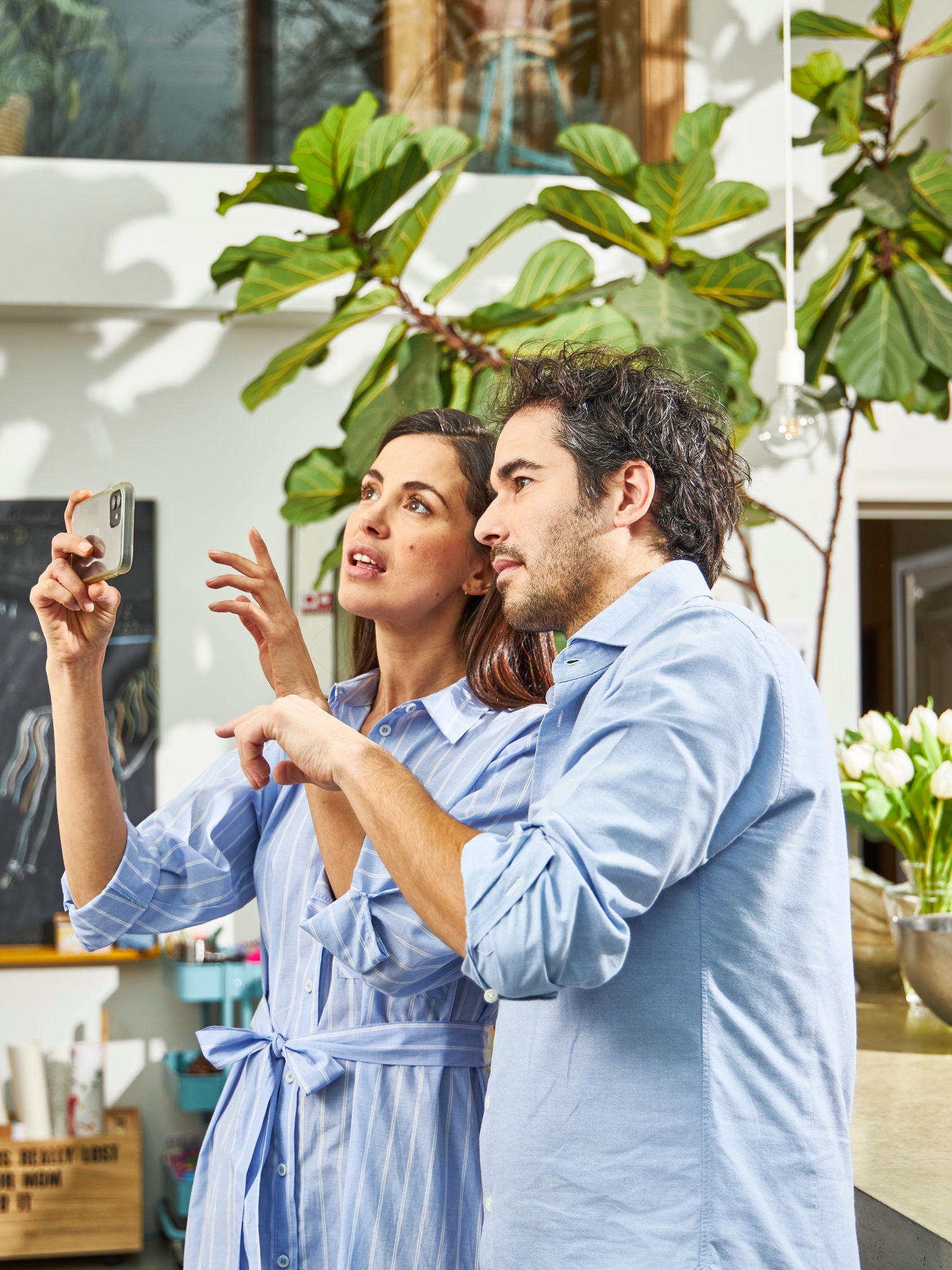 Een echtpaar gebruikt de 3D app met augmented reality om lucht/lucht warmtepompen te visualiseren binnen en buiten hun eigen woning