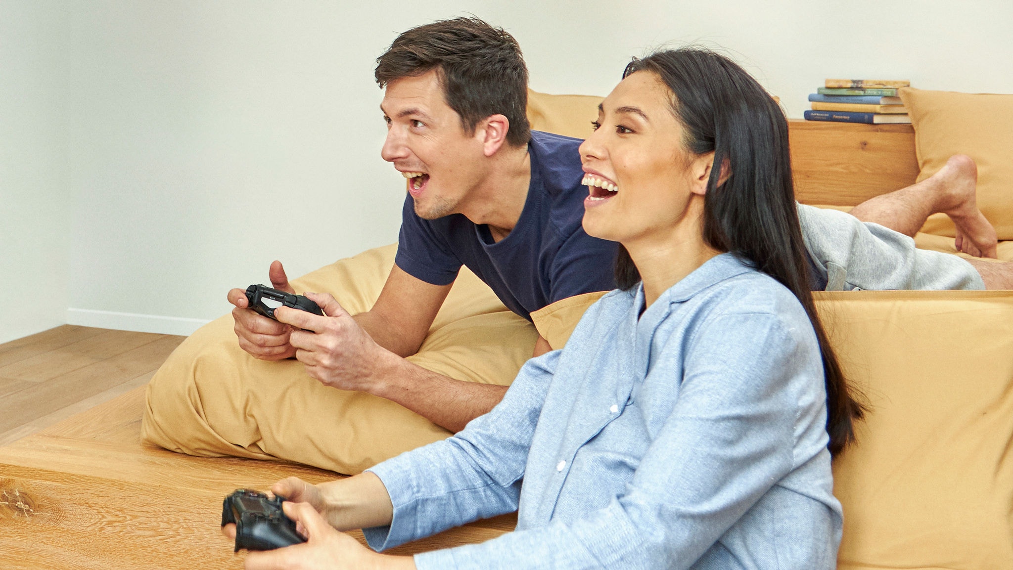 Koppel lacht terwijl ze videospelletjes spelen in een gezellige kamer met een evenwichtige temperatuur