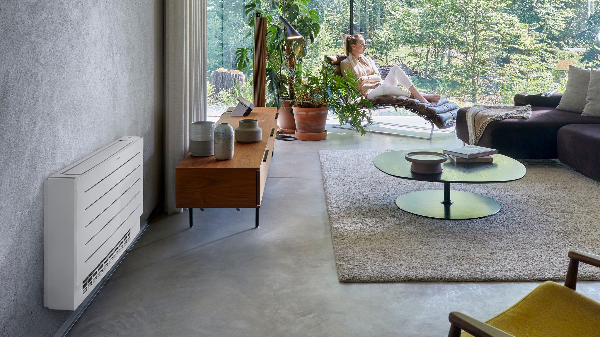 Een vrouw geniet van een huis op de ideale temperatuur dankzij de lucht-lucht unit