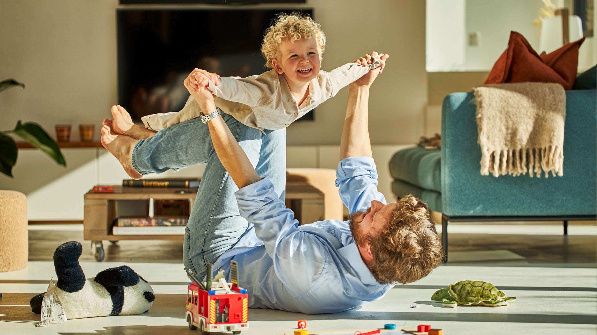 Vader en kind spelen gezellig samen terwijl ze van de koele lucht genieten