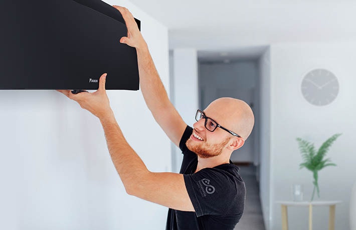 installateur die een Daikin Emura plaatst