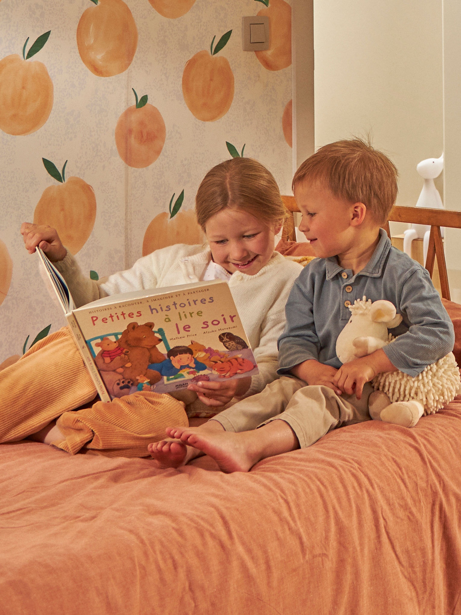 Kinderen lezen boek in bed