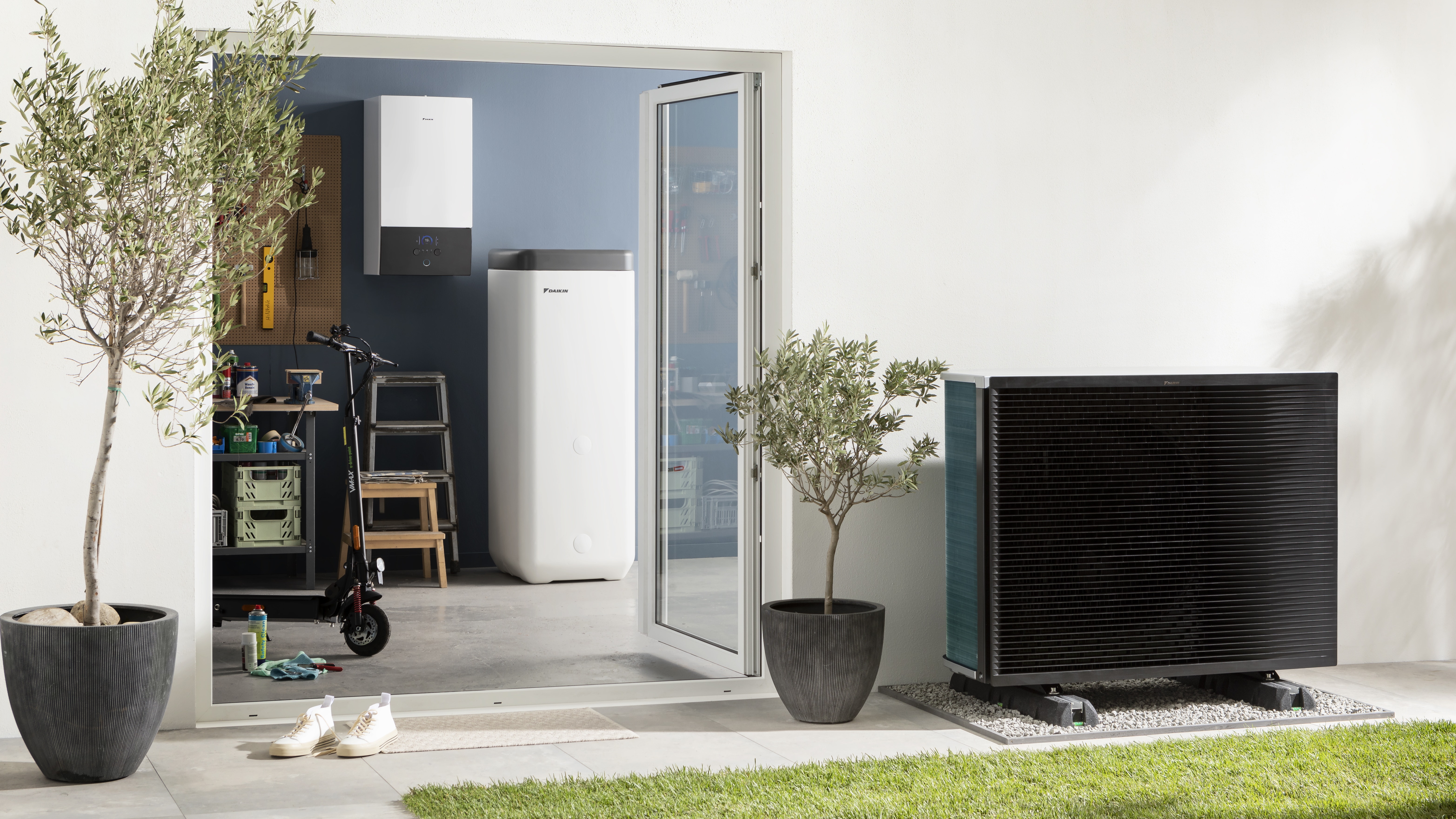 Onopvallend geplaatste sanitaire warmwaterboiler en buitenunit in de berging en de tuin