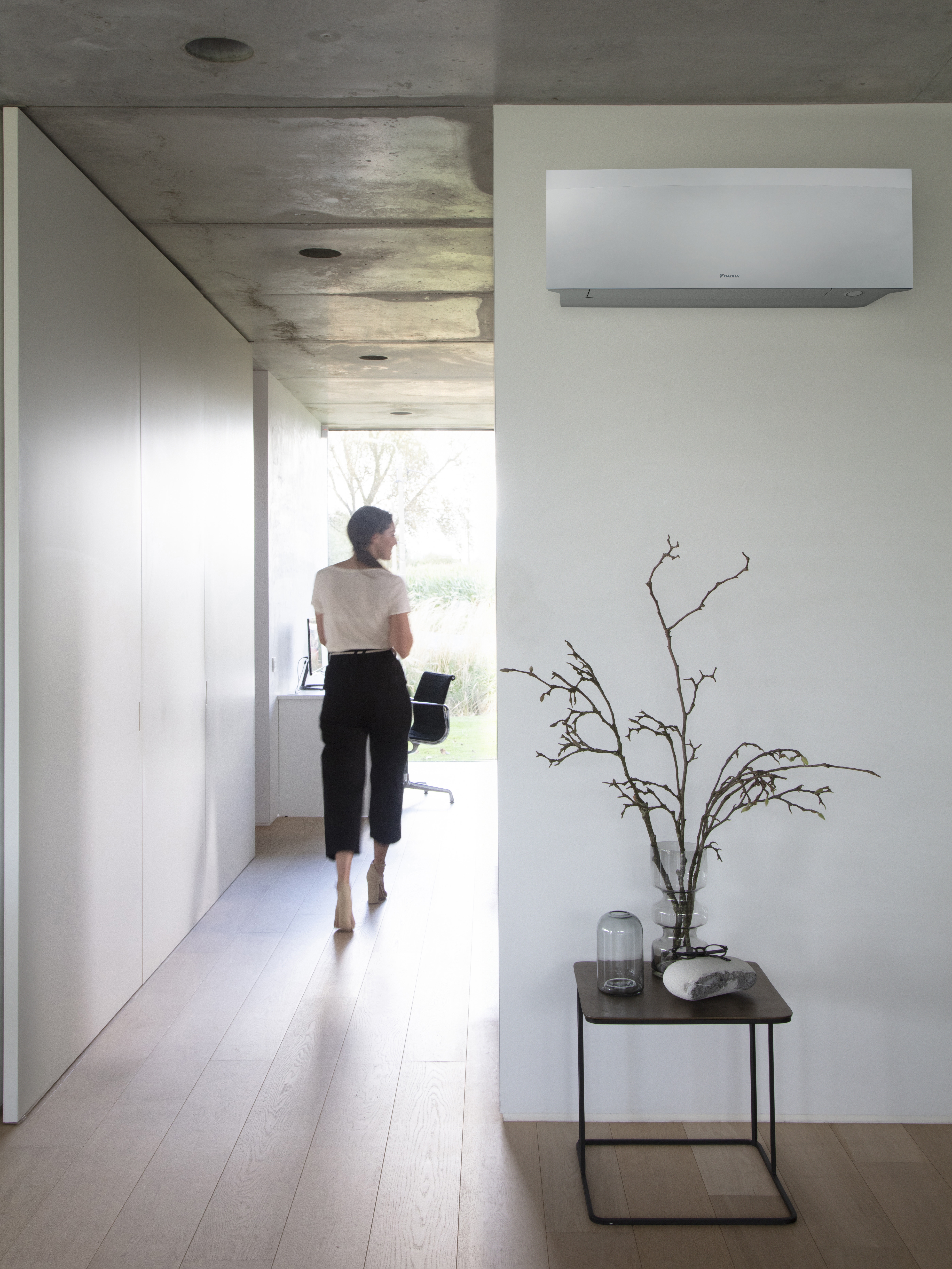 Intérieur élégant avec unité de climatisation murale