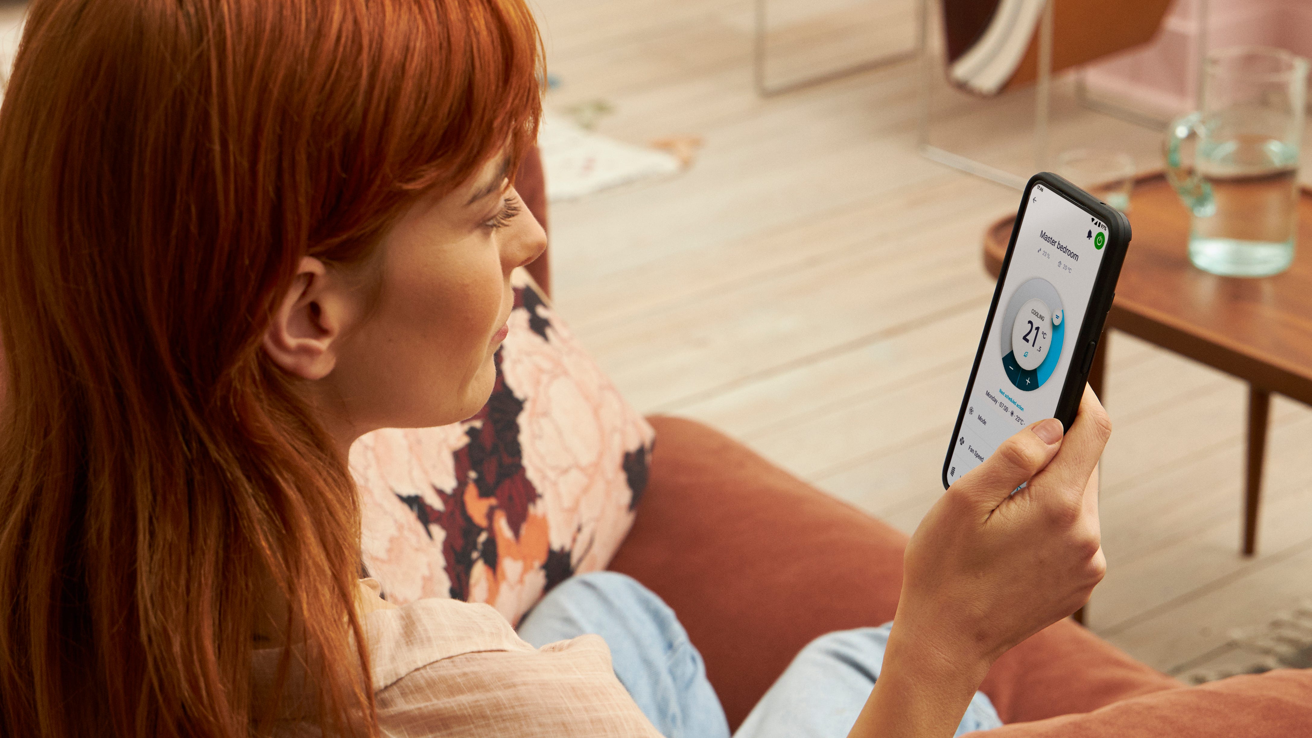 Femme utilisant une application pour commander sa solution de chauffage