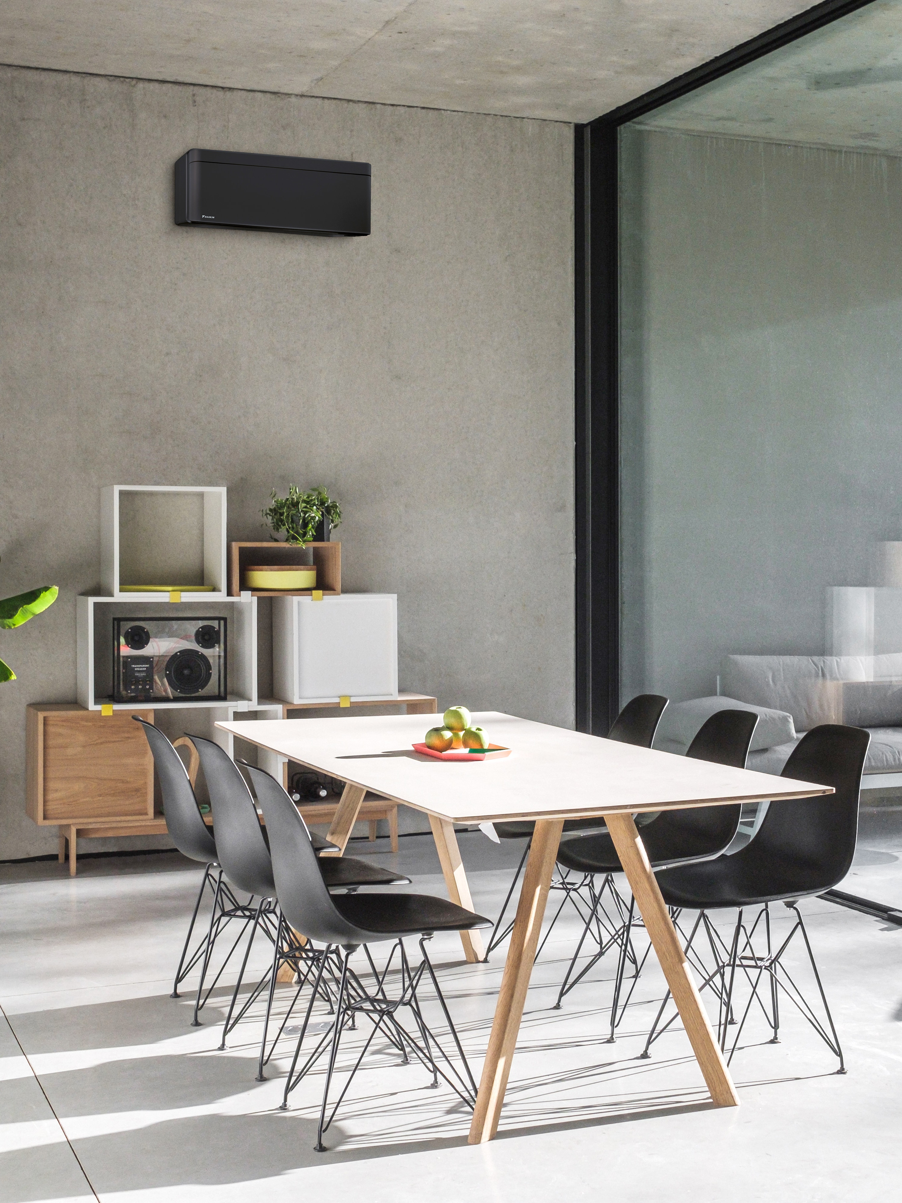 Salle à manger avec grande fenêtre et installation d'une pompe à chaleur air- air murale