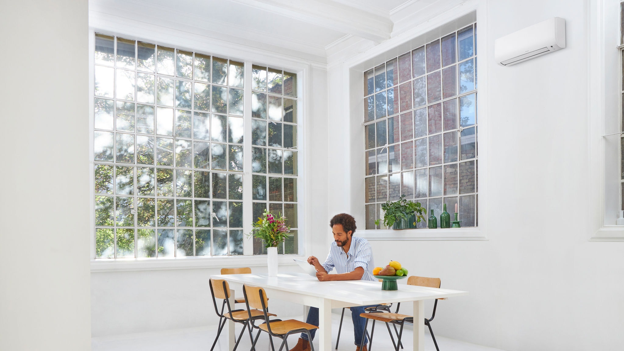 Een man aan het werk in de woonkamer