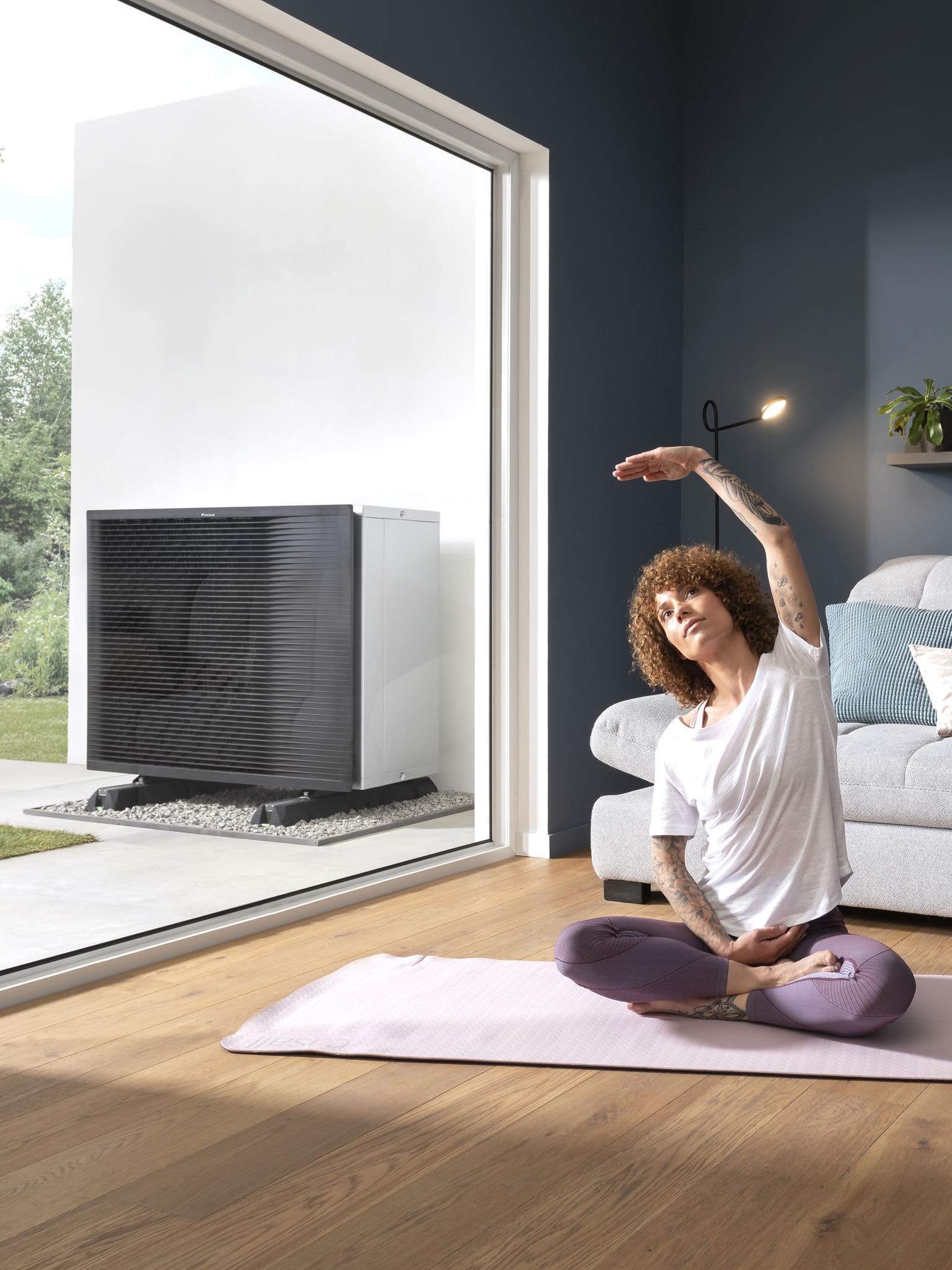 Een vrouw die yoga doet in haar woonkamer