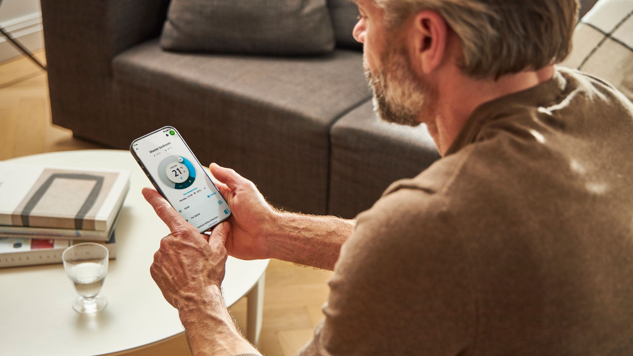 Man die zijn verwarmingsoplossing regelt met een app