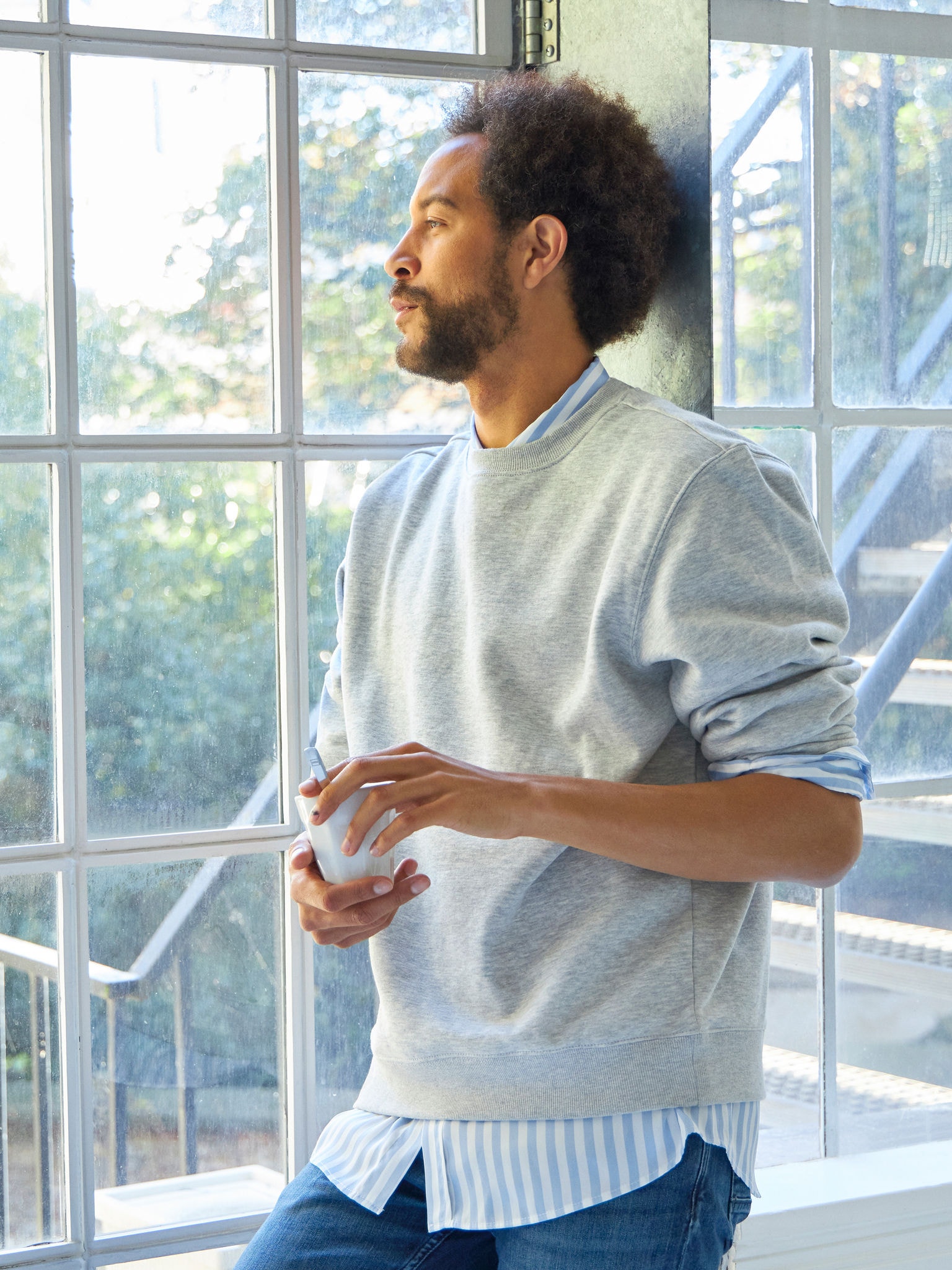 Homme profitant d'une grande tranquillité d'esprit grâce à son nouveau système de pompe à chaleur Daikin