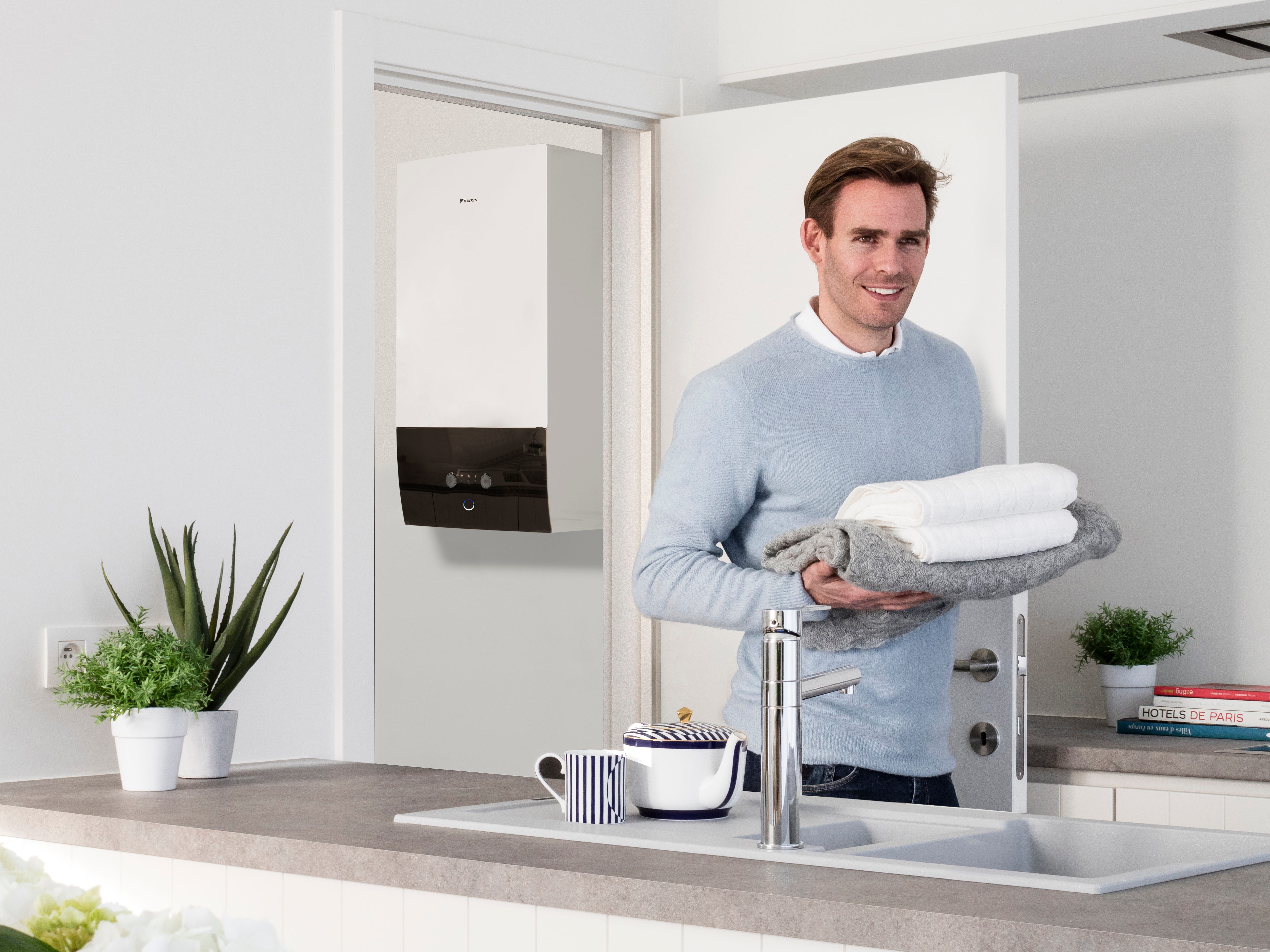 Homme qui range son linge