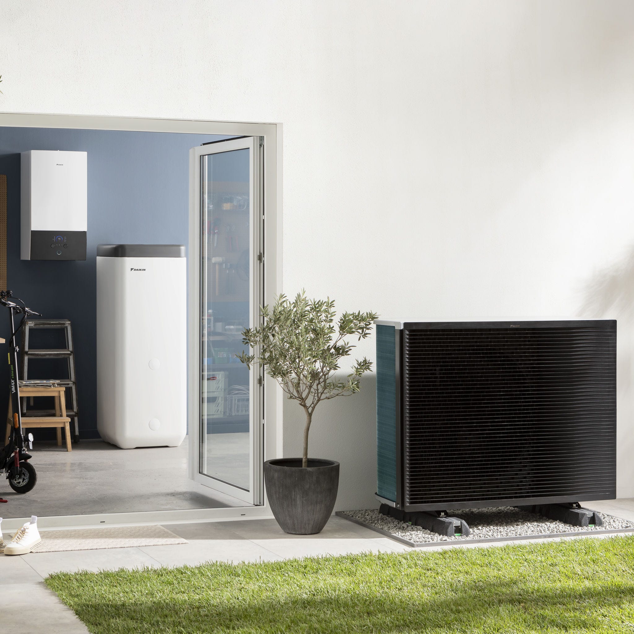 Buitenunit warmtepomp in de tuin