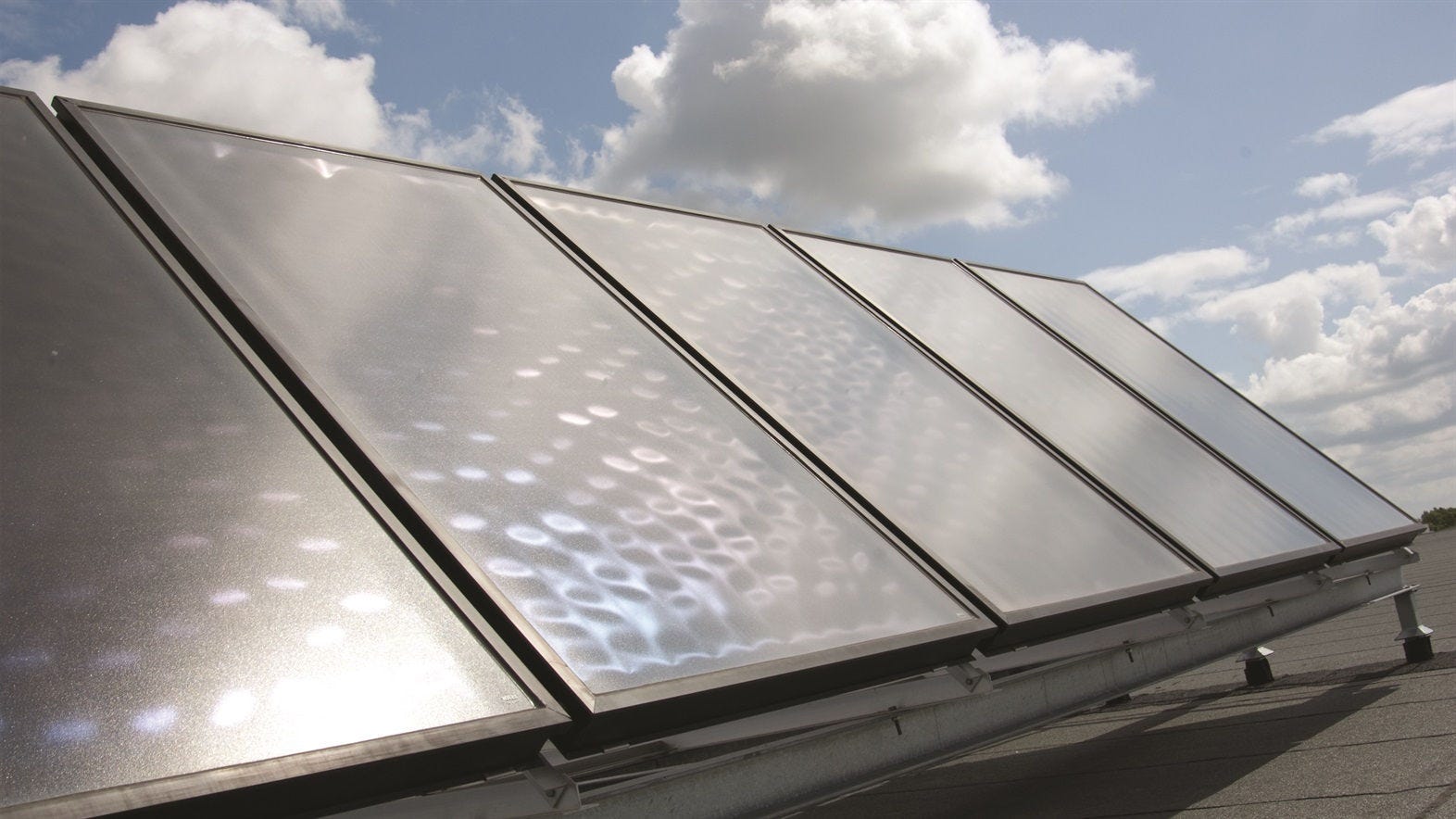 Zonnepanelen geïnstalleerd op het dak en gekoppeld aan de warmtepomp van Daikin om synergie te creëren en geld te besparen