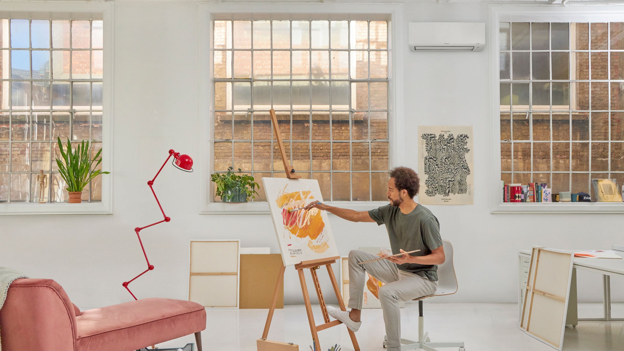 Een man schildert een schilderij