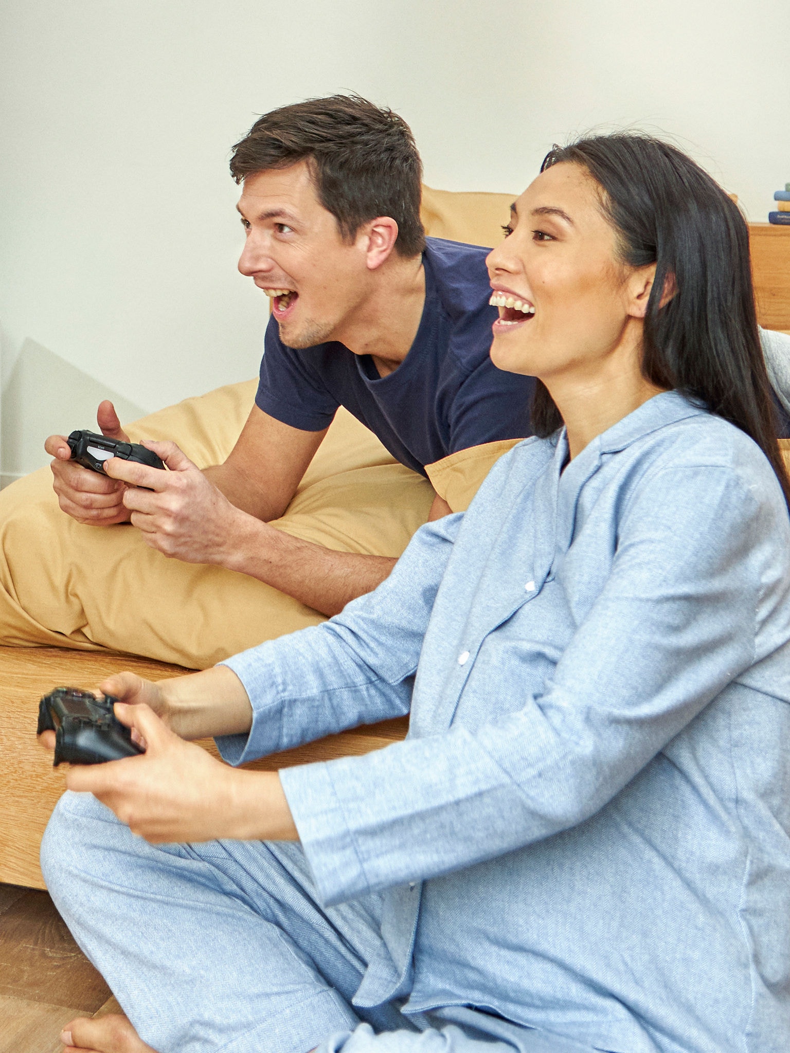Couple attendant un enfant jouant à un jeu vidéo dans leur chambre
