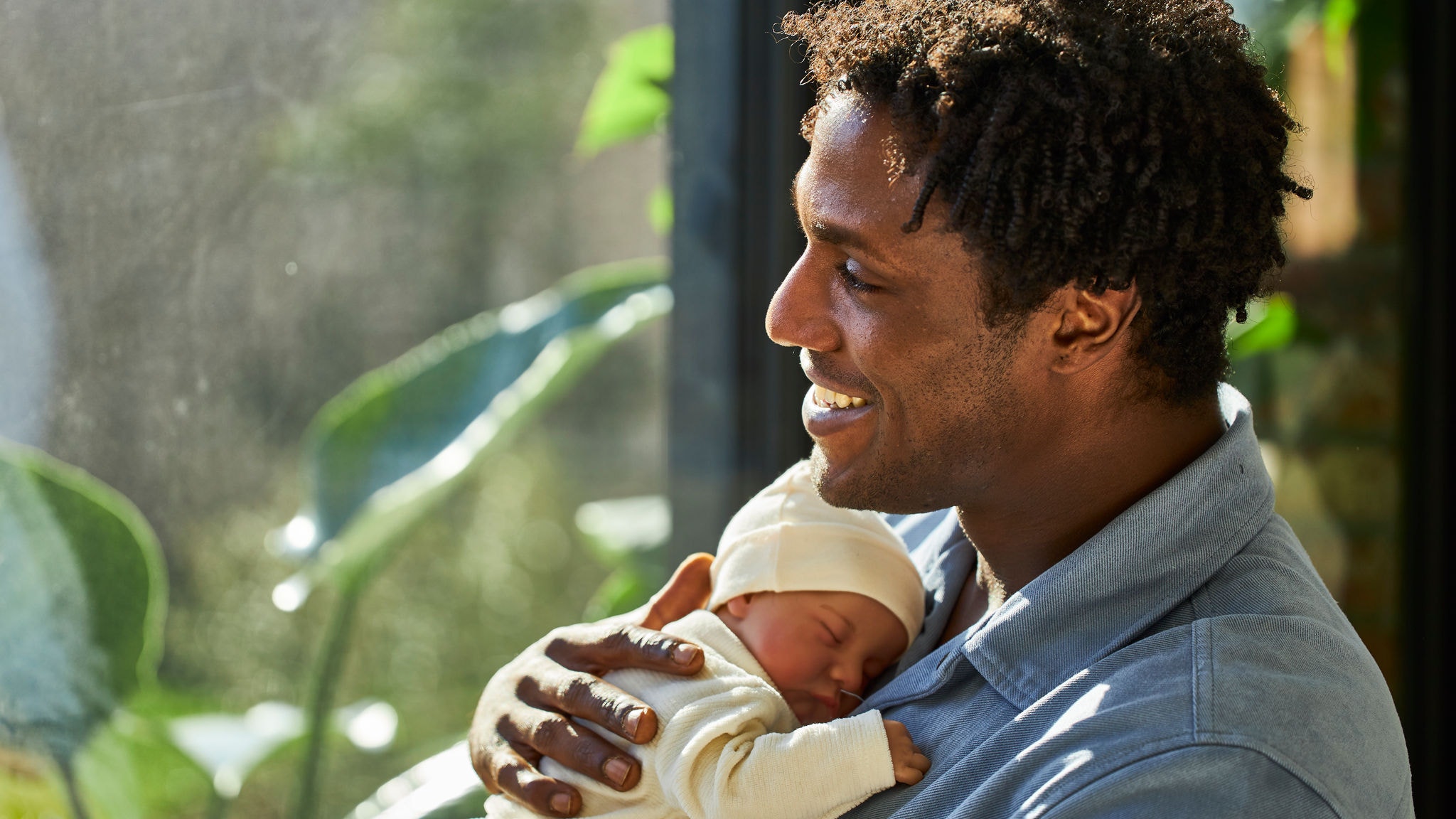 Vader houdt zijn baby vast in een warme, vredige thuisomgeving