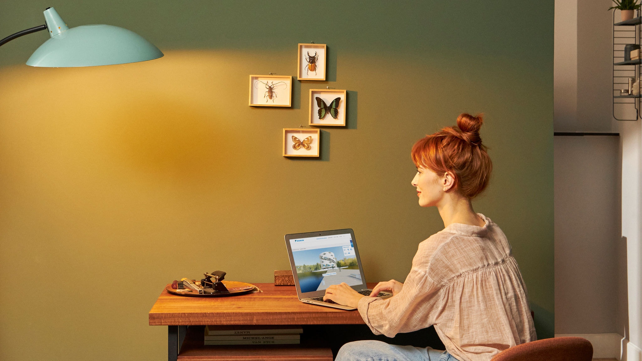 Vrouw aan bureau met haar laptop