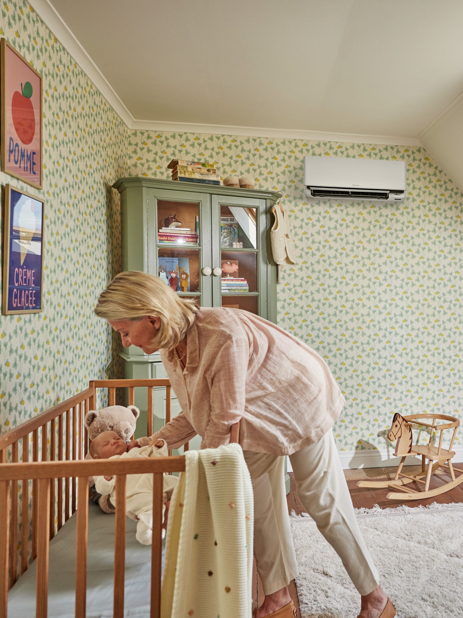 Moeder die haar kind 's avonds in bed legt