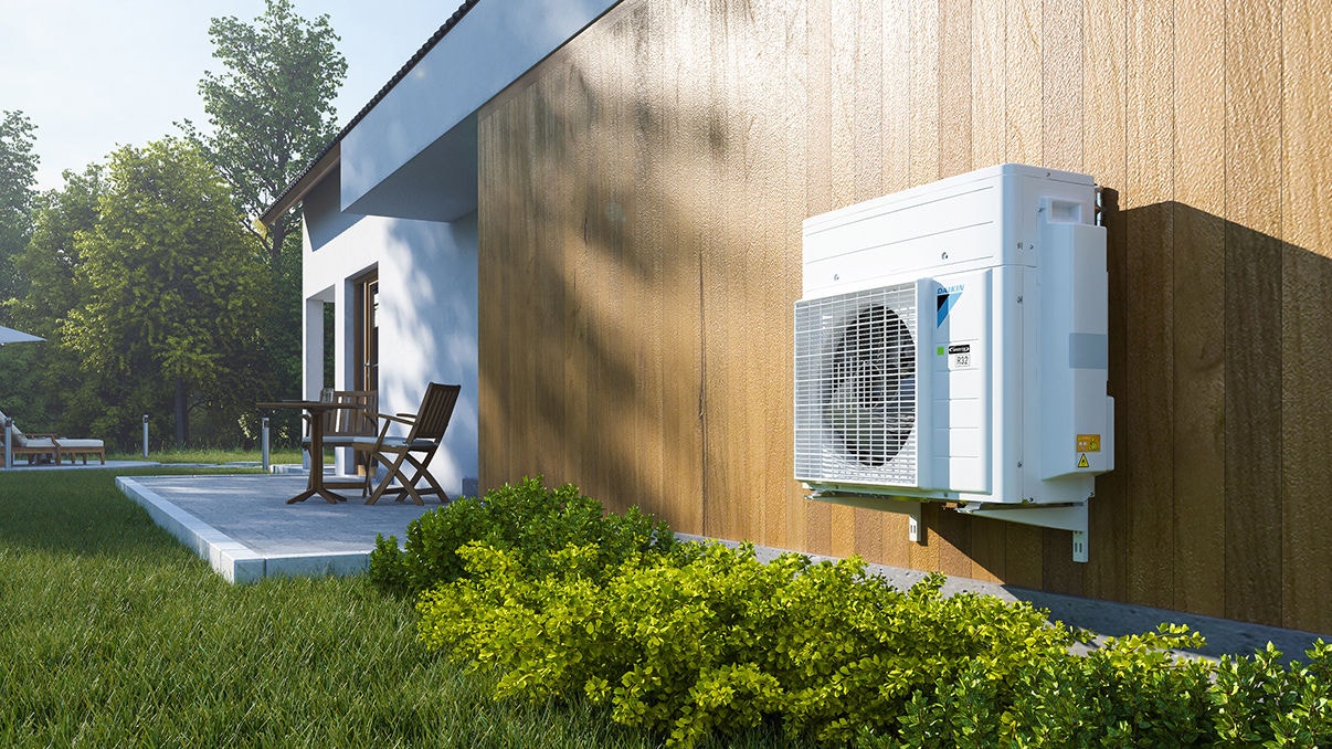 Buitenunit van de hybride warmtepomp, netjes geïntegreerd in de tuin