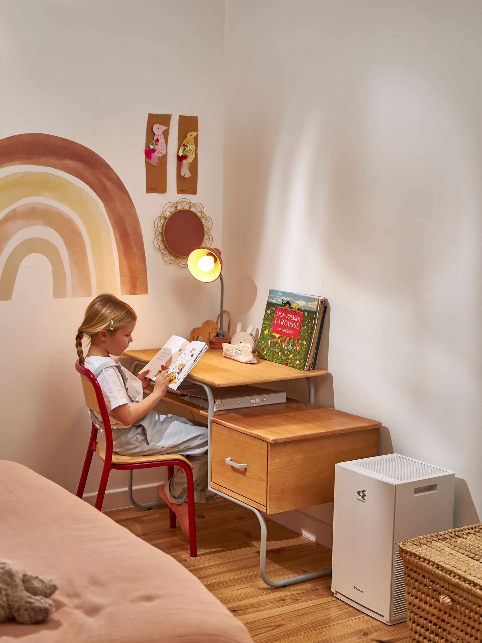 Kind dat naast een luchtreiniger zit te lezen