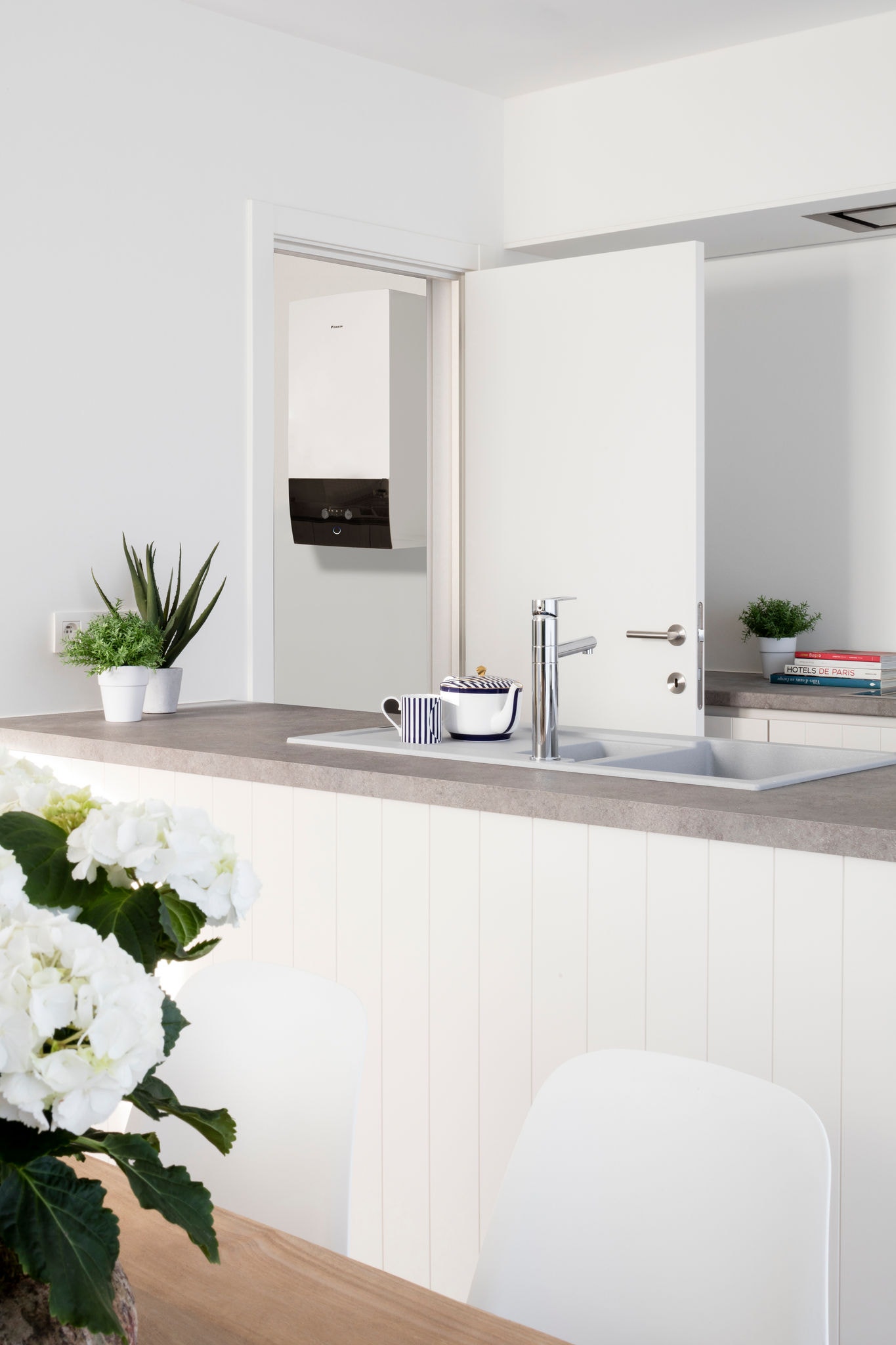 Geïnstalleerde lucht/water-warmtepomp naast een keuken, om te laten zien hoe het de waarde van uw woning verhoogt