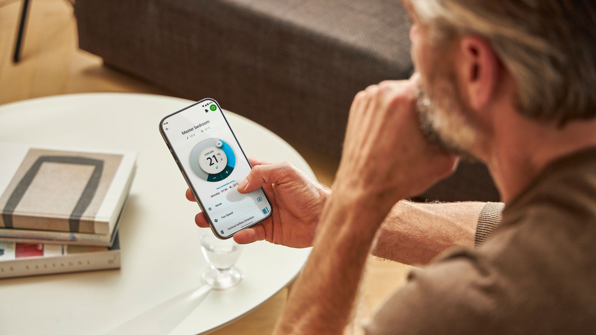 Een man gebruikt de Onecta-app