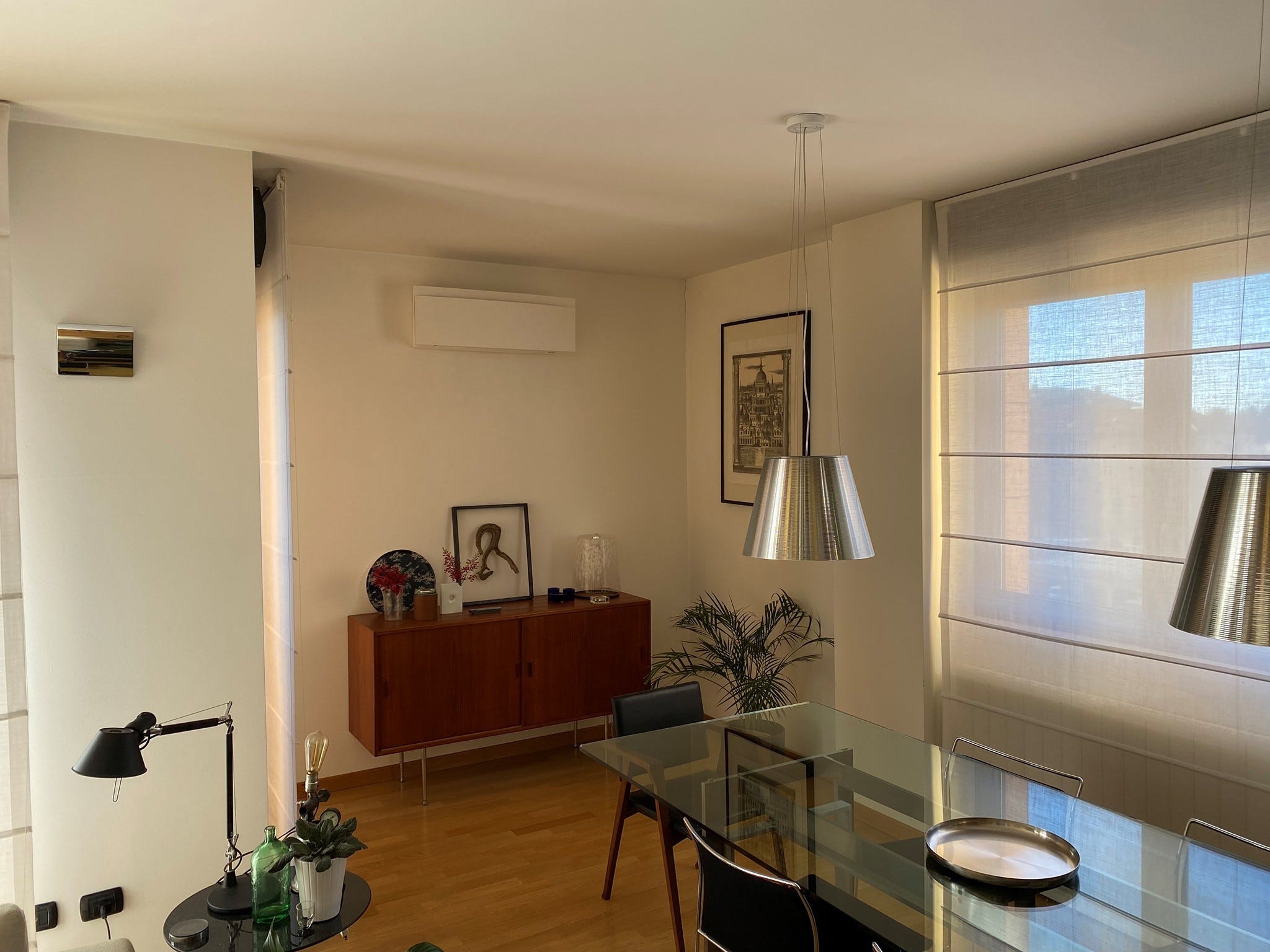 Een woonkamer met een Daikin-installatie