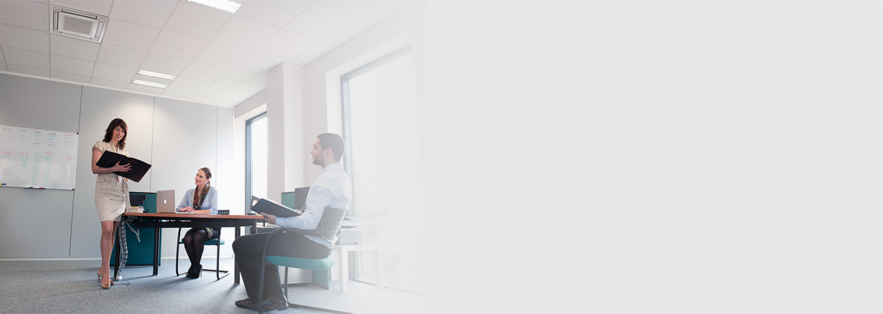 Trois personnes en réunion au bureau